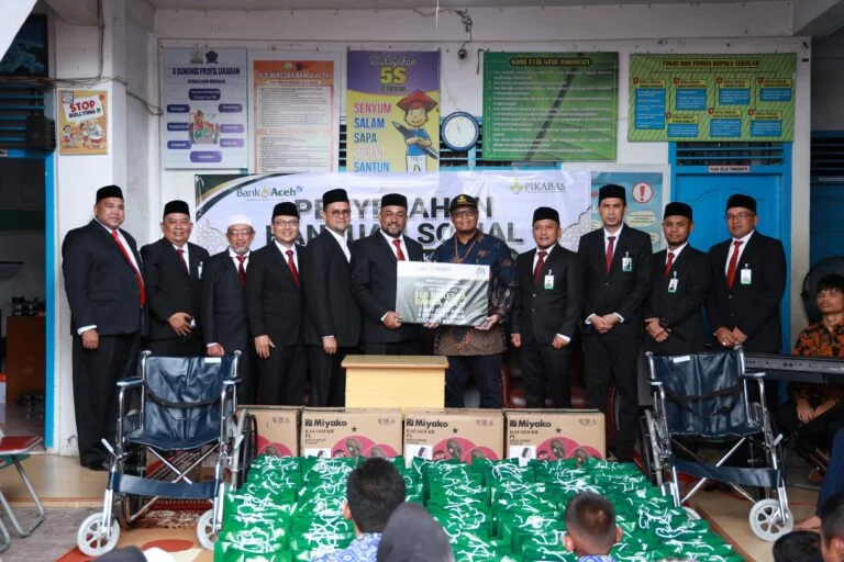 Foto: Jajaran pengurus Bank Aceh saat menyerahkan bantuan sosial ke salah satu Yayasan.