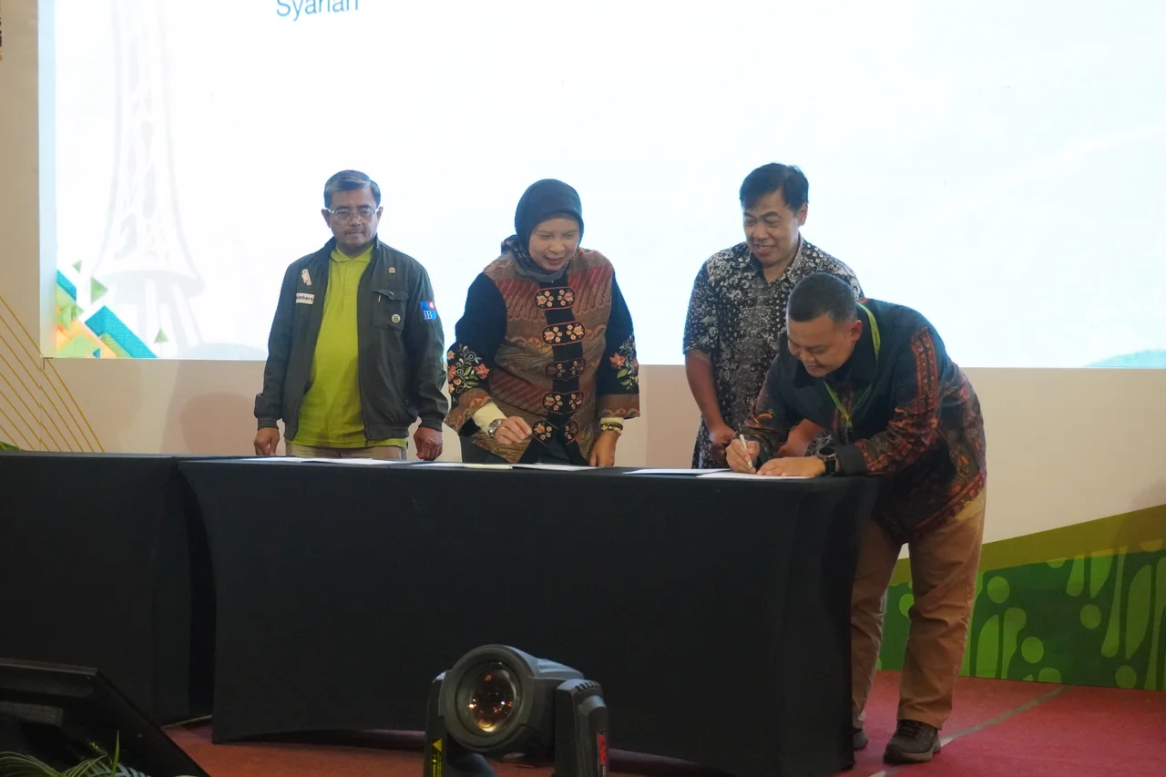 Foto : Penandatangan MoU Signing Ceremony yang disaksikan Wakil Ketua Umum I, HIMBARSI&nbsp;Muhammad Haikal (Kiri).